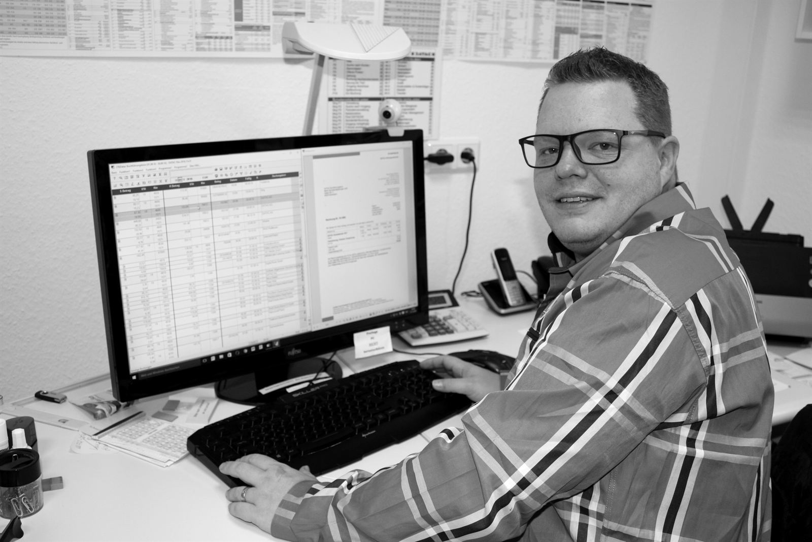Mirco Martin im Büro von Martin Bürodienstleistungen in Schönborn
